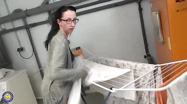 Se masturba la muy puta en la lavandería, mientras hace la colada