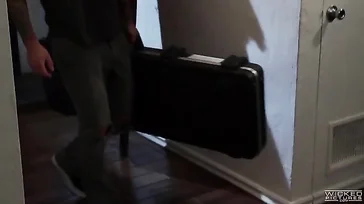 Der Groupie landet in der Umkleidekabine und fickt mit diesem Rocker