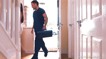 Lei è sposata ma non ha problemi a scopare con l'idraulico