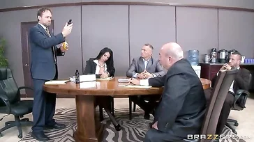 Das Meeting endet und er bleibt mit seinem Chef zusammen, um noch etwas zu Ende zu bringen.