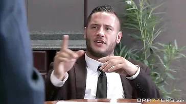 Das Meeting endet und er bleibt mit seinem Chef zusammen, um noch etwas zu Ende zu bringen.