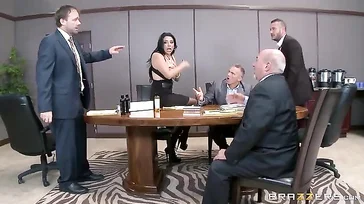 Das Meeting endet und er bleibt mit seinem Chef zusammen, um noch etwas zu Ende zu bringen.