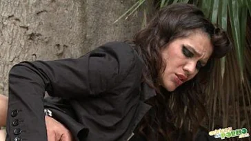 Die spanische Milf Samia Duarte beginnt mit einem Fremden zu ficken