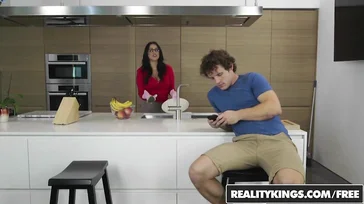 A amiga da mamãe chega em casa sem calcinha, que vagabunda!