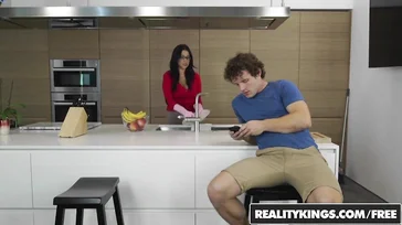 A amiga da mamãe chega em casa sem calcinha, que vagabunda!