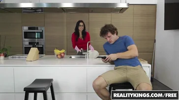 A amiga da mamãe chega em casa sem calcinha, que vagabunda!