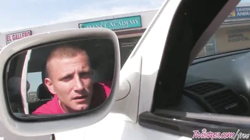 La prostituta rubia encandila a un cliente muy salido en el coche