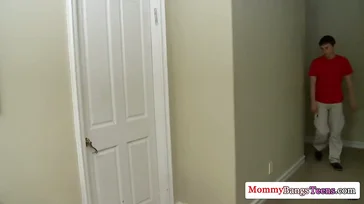 Die Mutter meiner Freundin und meine Freundin zu dritt, sie sind sehr versaute Ficks
