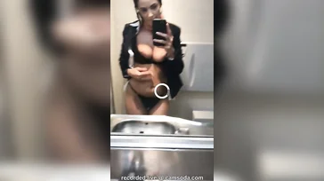 Zeer vieze stewardess masturbeert in het vliegtuig