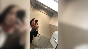 Zeer vieze stewardess masturbeert in het vliegtuig