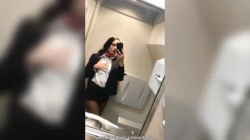 Zeer vieze stewardess masturbeert in het vliegtuig