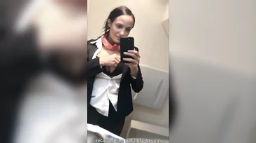 Zeer vieze stewardess masturbeert in het vliegtuig