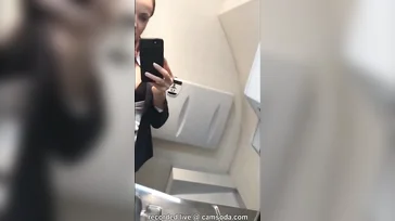 Zeer vieze stewardess masturbeert in het vliegtuig