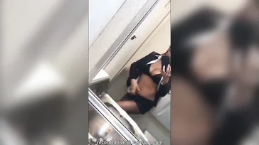 Zeer vieze stewardess masturbeert in het vliegtuig