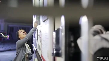 Que bagunça é essa garçonete vagabunda, ela transa com o chefe durante o horário de trabalho!