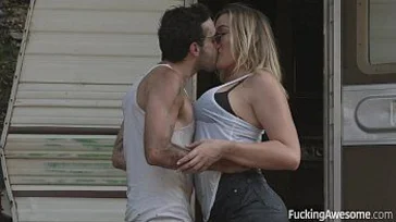A safada Blair Williams excita esse mecânico