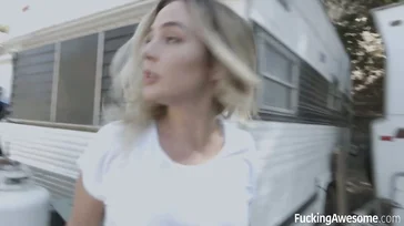 A safada Blair Williams excita esse mecânico
