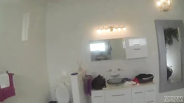 Jodi Taylor filmt sich selbst, während sie mit dem Schwarzen unter der Dusche fickt