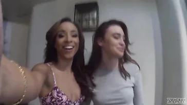 Jodi Taylor filmt sich selbst, während sie mit dem Schwarzen unter der Dusche fickt