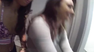 Jodi Taylor filmt sich selbst, während sie mit dem Schwarzen unter der Dusche fickt
