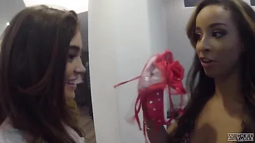 Jodi Taylor filmt sich selbst, während sie mit dem Schwarzen unter der Dusche fickt