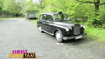 Die schöne Taxifahrerin fickt die hübschen Kunden, die ins Taxi steigen