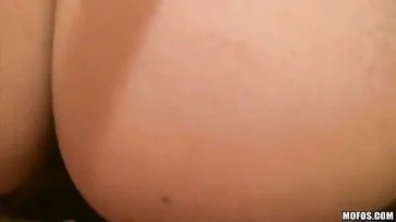 Lass ihn ihr den Arsch aufreißen und ihr ins Gesicht spritzen