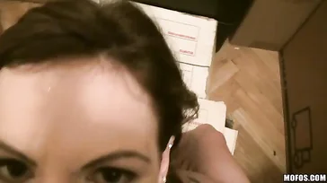 Lass ihn ihr den Arsch aufreißen und ihr ins Gesicht spritzen