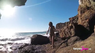 Was für eine Schlampe, sie filmt sich mit ihrem Freund beim Ficken am Strand