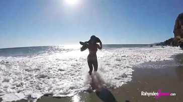 Was für eine Schlampe, sie filmt sich mit ihrem Freund beim Ficken am Strand