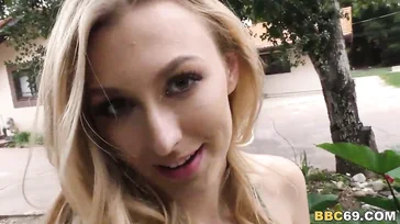 Alexa Grace entourée de bites noires dans un gangbang interracial