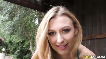 Alexa Grace entourée de bites noires dans un gangbang interracial