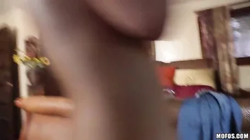 J'emmène un jeune homme chez moi pour me baiser pendant des heures...