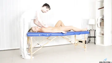 Geweldige neukbeurt van de milf Barra Brass met de begaafde masseur