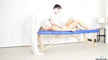 Geweldige neukbeurt van de milf Barra Brass met de begaafde masseur