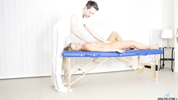 Geweldige neukbeurt van de milf Barra Brass met de begaafde masseur