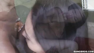 Quelle bite, comment cette salope la chevauche sur le canapé à la maison