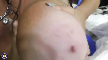 La nouvelle vidéo porno maison d'une maman veuve très excitée