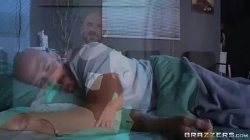 Il dottore finisce sporco per aver scopato con questa paziente