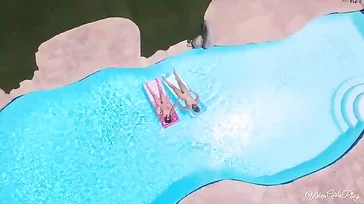 Nach einem Tag am Pool lecken sich die Nachbarn gegenseitig die Muschis
