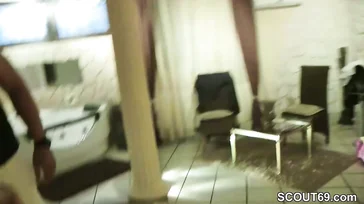 Morena de tetas operadas y acaba con una corrida sobre sus tetas