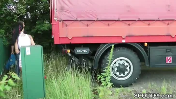 Es ist sehr versaut, Ficken, Blasen und Ficken mitten auf der Straße...