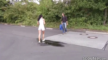Es ist sehr versaut, Ficken, Blasen und Ficken mitten auf der Straße...