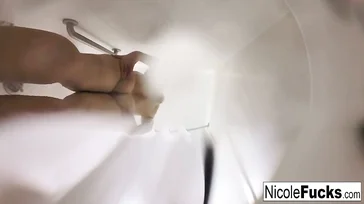 A linda atriz pornô Nicole Aniston nos convida para seu chá de bebê