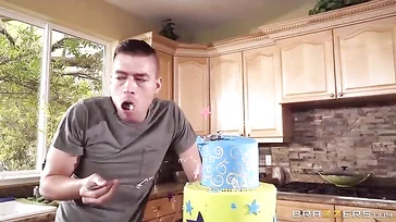 Menudo regalo de cumpleaños que le hace a su hijo, en la fiesta