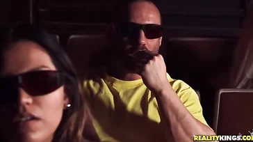 Ma cosa stanno facendo questi pazzi? Cominciano a scopare la gente al cinema!
