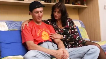 Mama weiß, wie sie ihren Sohn aufmuntern kann – mit Inzest-Sex!