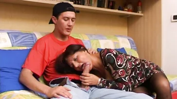 Mama weiß, wie sie ihren Sohn aufmuntern kann – mit Inzest-Sex!