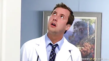 Enfermera y paciente se montan un trío con este doctor tan dotado