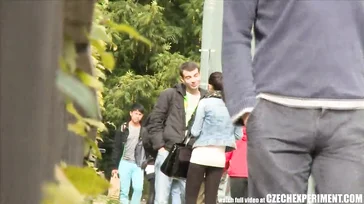 Convence a una madurita a que folle con un extraño por dinero